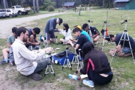 Estudiantes participan de un campamento científico