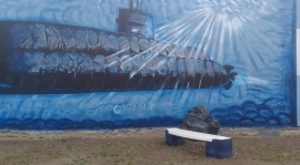 Indignante: tiraron basura en el mural del ARA San Juan