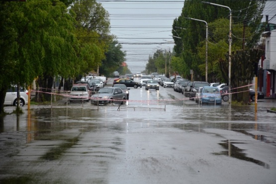 Calle Zapiola inundada y cortada (Foto: C.Robledo)