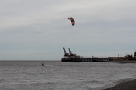 Jóvenes realizaron Kitesurf en la costanera