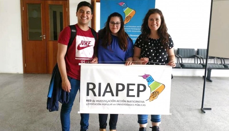 Natalia Michniuk con los alumnos Miguel Miño y Florencia Valencio de la Lic. en Psicopedagogía.