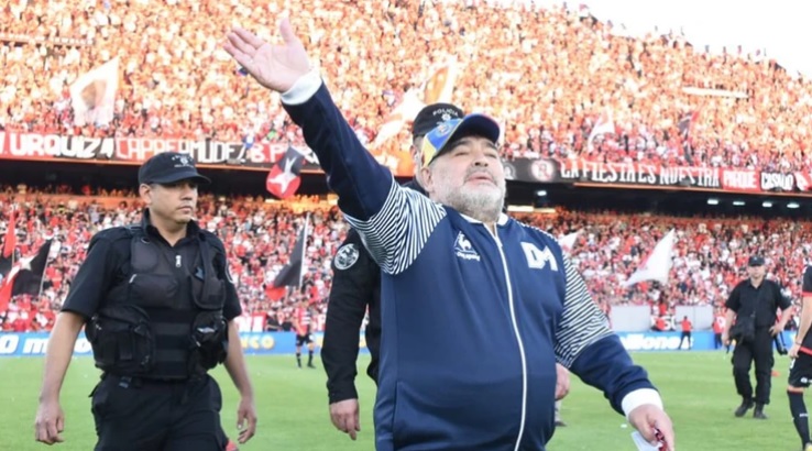 Maradona comenzó la despedida. 