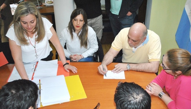 Apertura de sobres para la Segunda Etapa de la Cuenca Sarmiento (J.C.C)