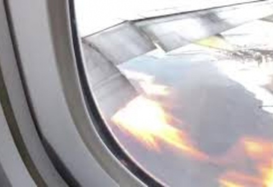 Pasajero captó el momento en que el motor de un avión se prende fuego