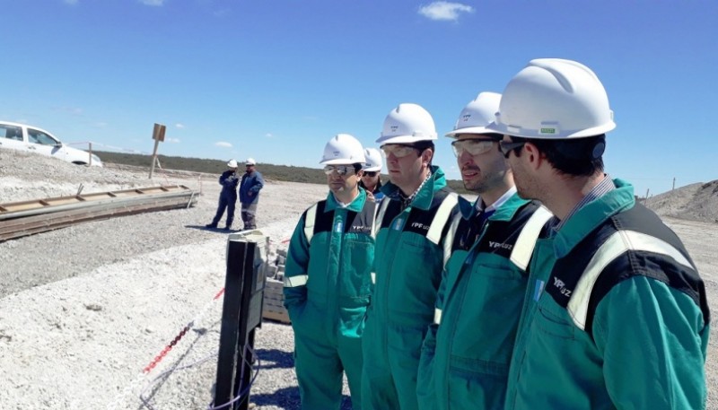 El Ministro de Economía de Santa Cruz junto a autoridades de YPF.