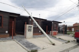 Se cayó un poste de luz en el barrio Evita