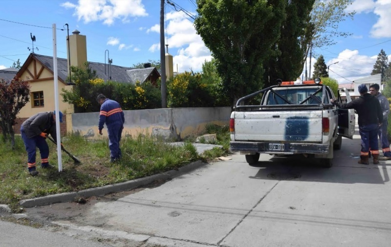 Municipales en las tareas en calle.