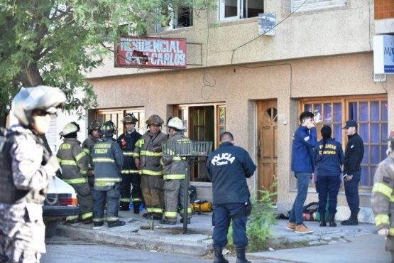 Personal policial y de Bomberos trabajando en el lugar.