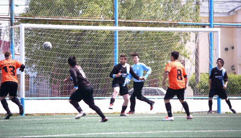 Petrel le ganó a Racing en la Pino.