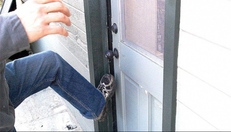 Los ladrones forzaron la puerta para entrar a la vivienda (Foto ilustrativa)