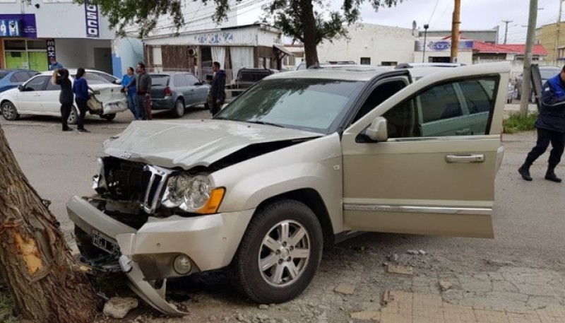 Un nene de ocho años impactó con el auto de su padre a tres vehículos 