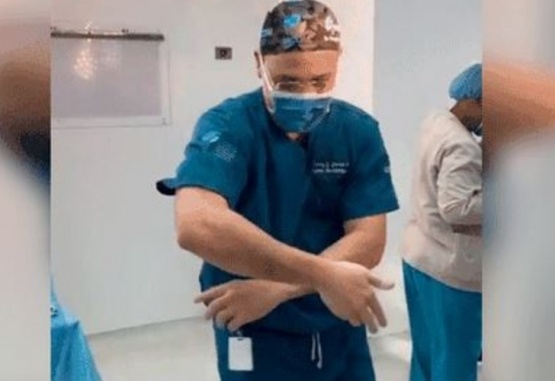 Captura de video. henry García es el médico que ingresa al quirófano a puro ritmo y se volvió viral. 