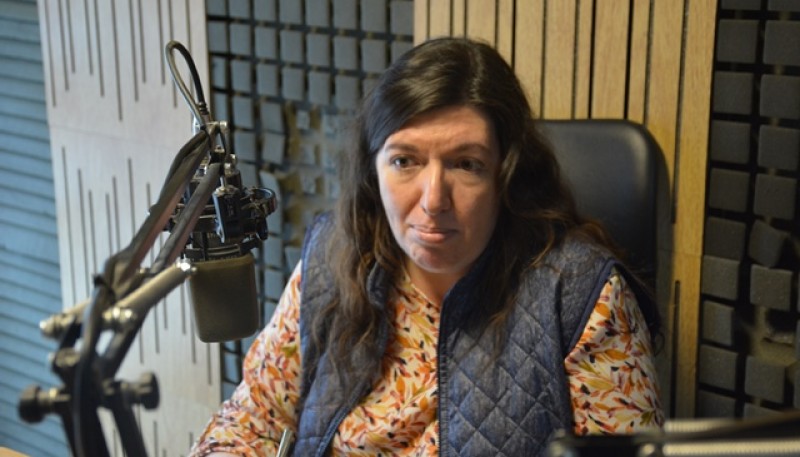 Julia Chalub en los estudios de Tiempo FM (Foto C.R.)