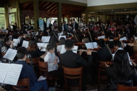 La Orquesta Sinfónica Juvenil se presentó en el Glaciar Perito Moreno