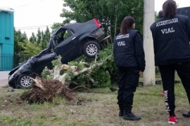 Un joven en estado crítico al volcar y terminar contra un árbol