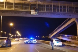 Rescataron a un menor que se quería arrojar de un puente peatonal