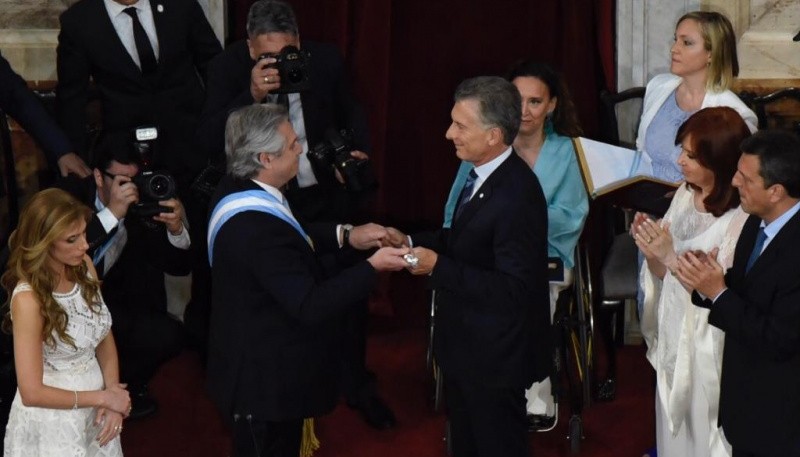 Traspaso del bastón presidencial entre Alberto Fernández y Mayuricio Macri (Foto HCDN).)