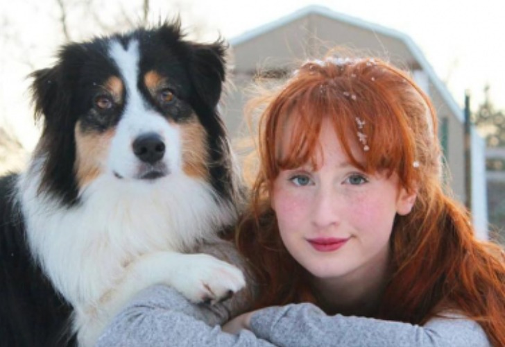 La joven y su perra son las protagonistas del viral navideño que enterneció a las redes. 