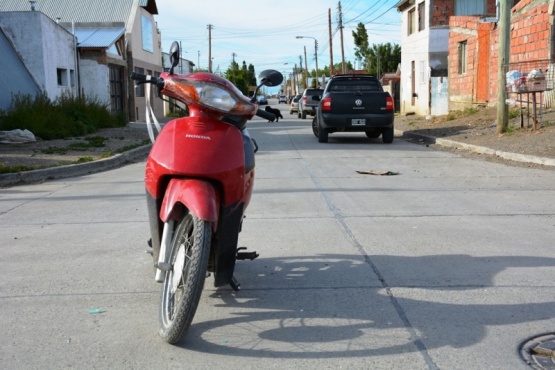 La moto en la que circulaba la mujer y de fondo la Saveiro contra la cual chocó (Foto: C.Robledo).