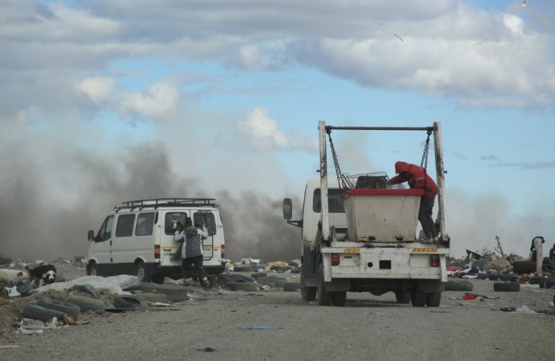 Fuego y recoelctores en el basural. (C.G) 