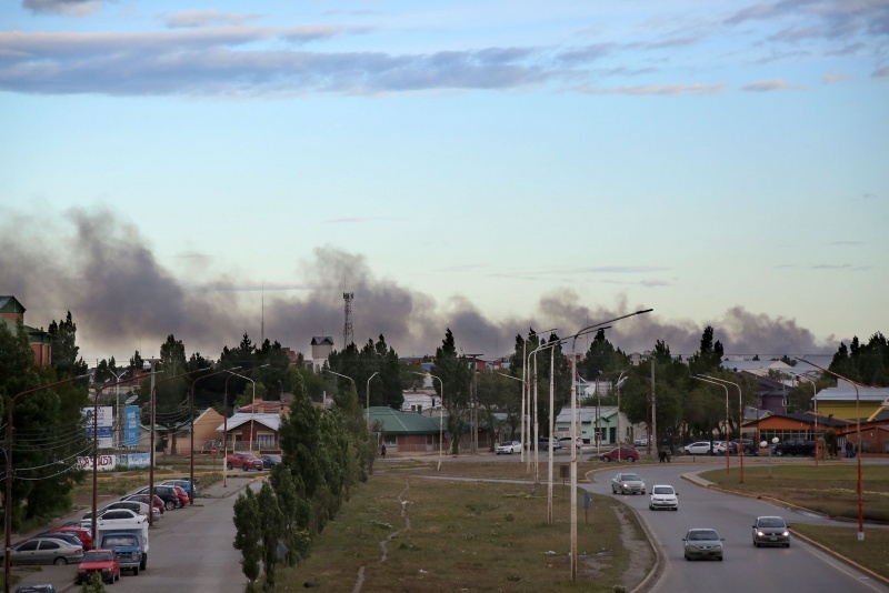 Fuego y recoelctores en el basural. (C.G) 