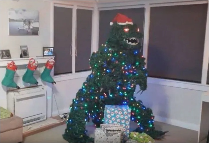 Así quedó el árbol de Navidad que creó este hombre, inspirado en Godzilla. Foto: Gentileza The Sun