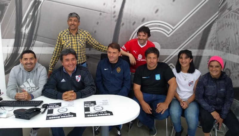 Los referentes de las peñas en conferencia de prensa. 