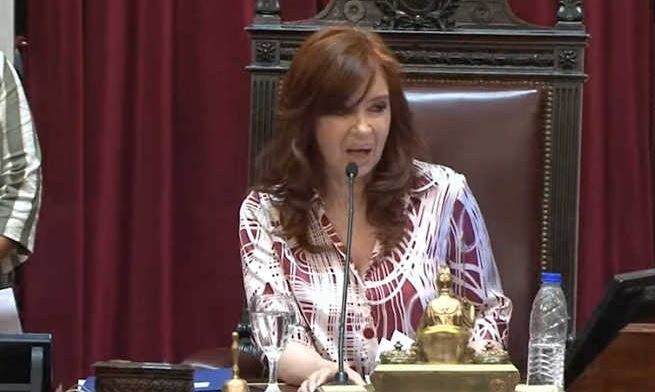 Cristina preside la sesión. 