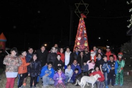 El Gaucho Rivero encendió su árbol de Navidad con golosinas y chocolatada