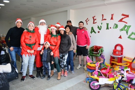 Papá Noel y sus ayudantes (Foto C.Robledo).
