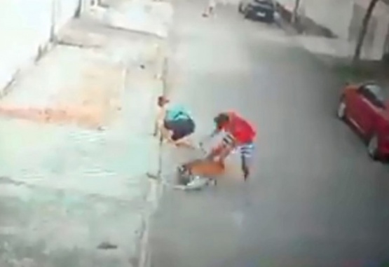 Captura de video del momento en que el joven intenta rescatar al chico. 