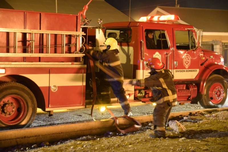 Arduo trabajo de bomberos (Fotos: M. Rebolledo).