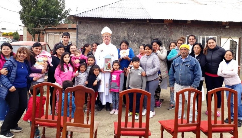 El Obispo compartió la celebración religiosa junto a los vecinos del barrio. 