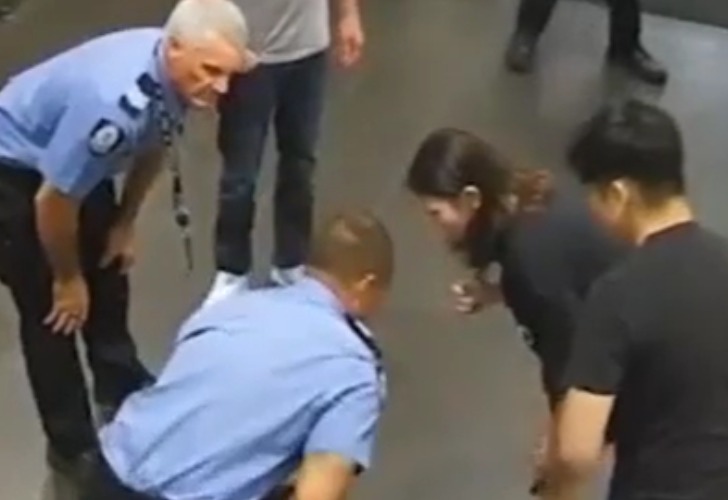 Captura de video del momento en que los padres ingresan a la dependencia policial con el menor. 