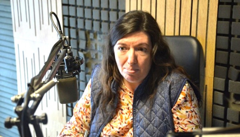 Julia Chalub en los estudios de Tiempo FM.