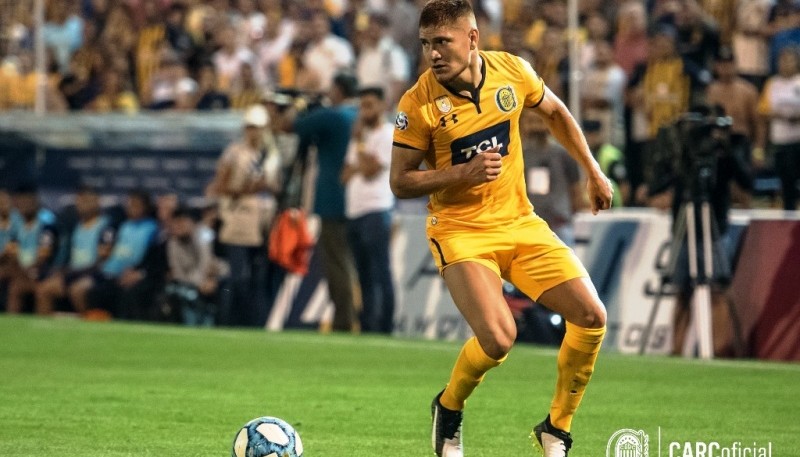 Leonardo Gil ante Boca, con la de Rosario Central.