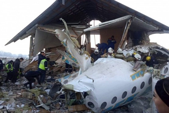 Los restos del avión que se estrelló con un edificio de dos pisos. 