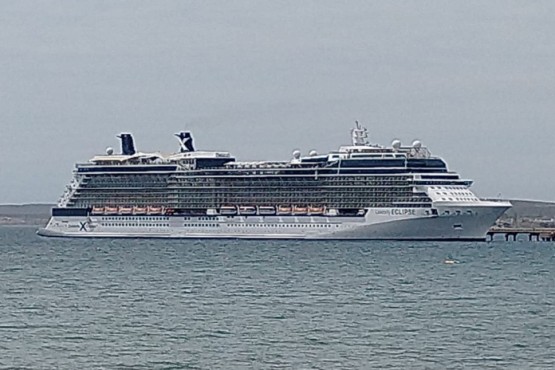 El crucero arribando a la ciudad portuaria.