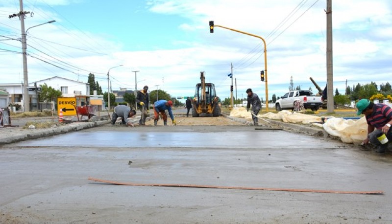 Trabajos de hormigonado en avenida San Martín. (C. Robledo)