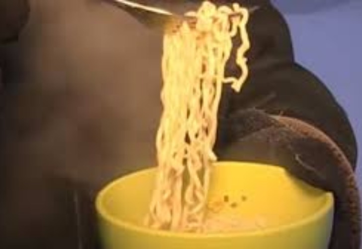 Un video muestra cómo se congelan los fideos instantáneos recién preparados.