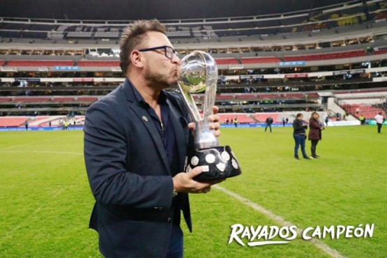 Mohamed con la Copa (Foto Twitter Rayados).