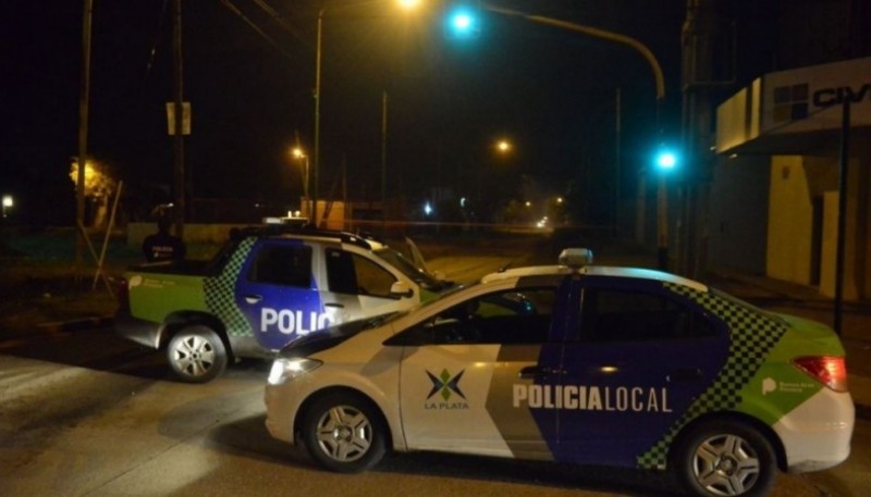 Móviles policiales en el lugar (Foto: LS 11 Radio Provincia).