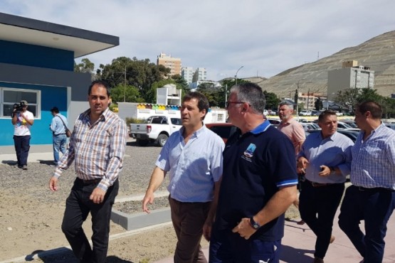 El intendente de Comodoro Rivadavia, Juan Pablo Luque, recorriendo la Costanera.