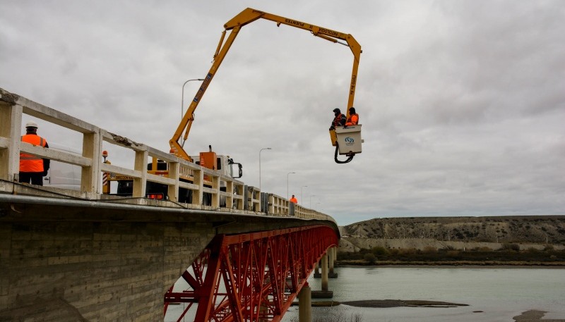 Reparaciones en el puente de Piedra Buena.