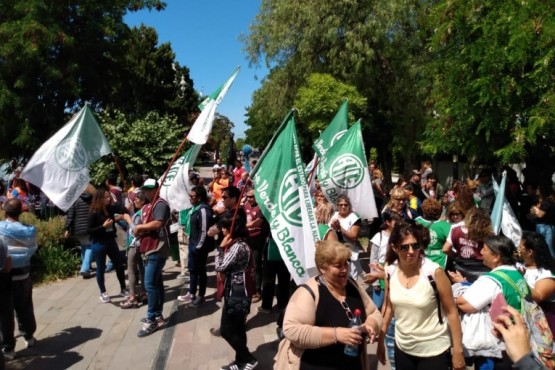 Trabajadores afuera de Casa de Gobierno.