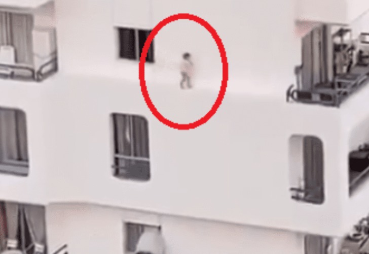 Captura de video del momento en el que la nena camina por la cornisa del eid