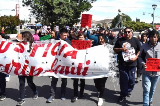 Una nueva marcha de pedido de justicia por las víctimas del incendio se realizó ayer por las calles céntricas de Caleta Olivia.