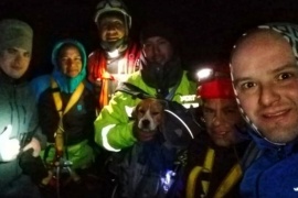 Rescataron a un perro que iba a caer en un acantilado en Río Turbio
