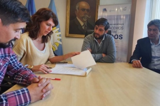 Momento de la firma del convenio.