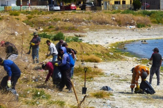 Empleados de la Comuna limpiando.